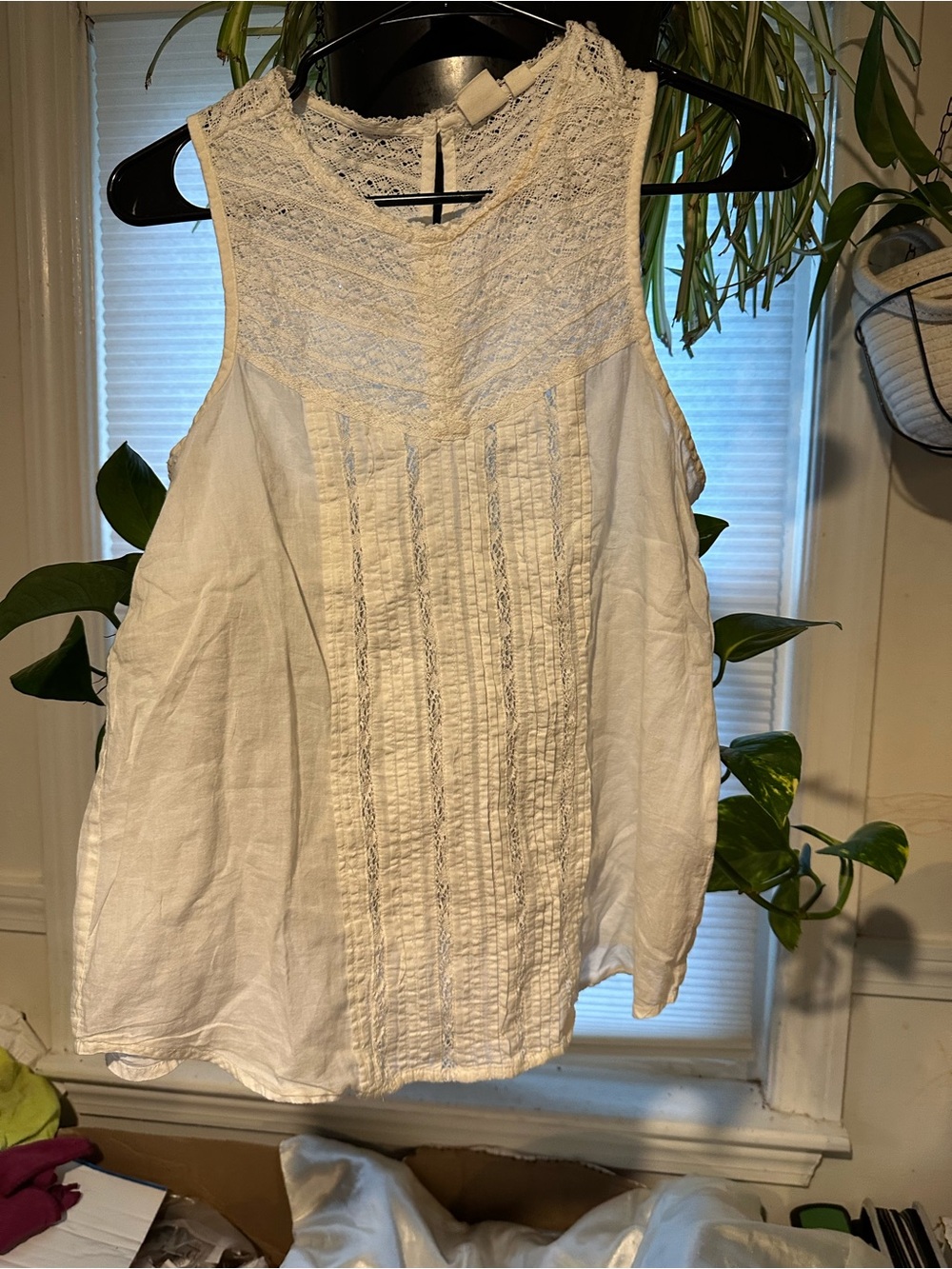 GAP White Lace Yoke Sleeveless Camisole